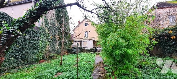 Centre de Levroux maison à rénover 7 pièces, 3 chambres, grand jardin clos avec garage double