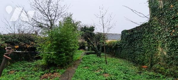 Centre de Levroux maison à rénover 7 pièces, 3 chambres, grand jardin clos avec garage double