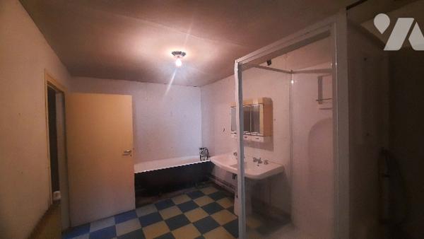 Centre de Levroux maison à rénover 7 pièces, 3 chambres, grand jardin clos avec garage double