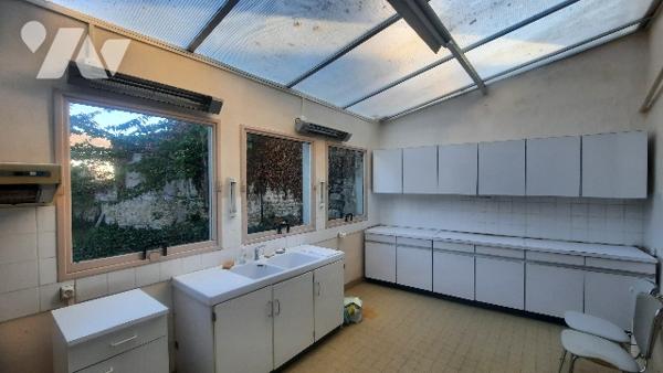 Centre de Levroux maison à rénover 7 pièces, 3 chambres, grand jardin clos avec garage double
