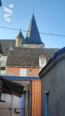 Centre de Levroux maison à rénover 7 pièces, 3 chambres, grand jardin clos avec garage double