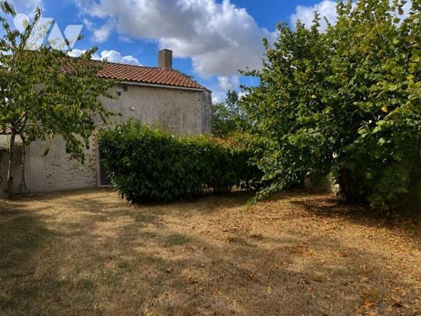 ST PHILBERT DE GRAND LIEU, maison ancienne en pierre avec potentiel