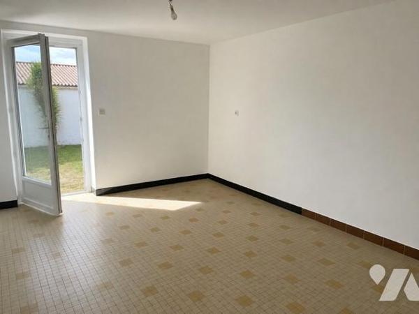 ST PHILBERT DE GRAND LIEU, maison ancienne en pierre avec potentiel