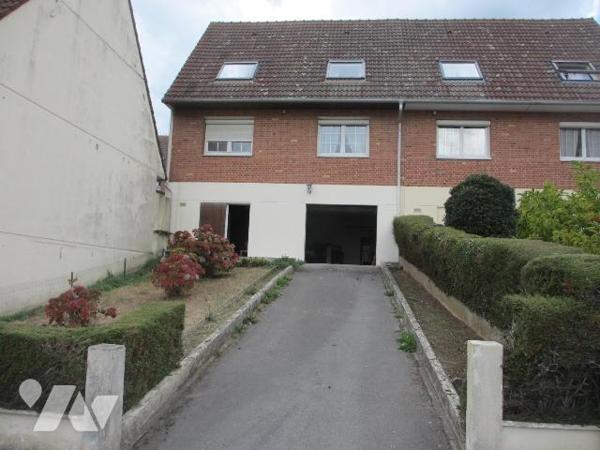 Maison mitoyenne comprenant ;coté rue  : Entrée avec placard, wc, cellier, buanderie, garage po...