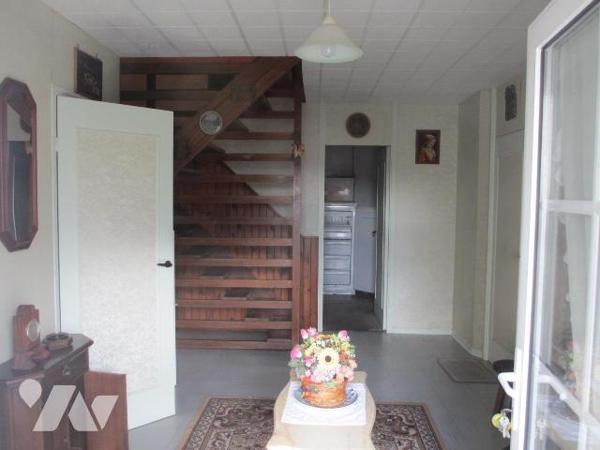 Maison mitoyenne comprenant ;coté rue  : Entrée avec placard, wc, cellier, buanderie, garage po...