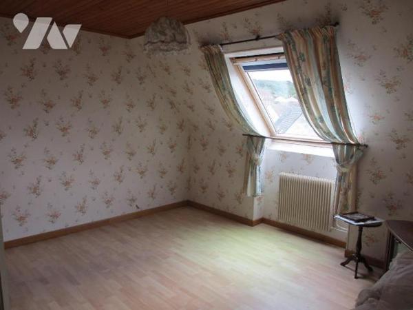 Maison mitoyenne comprenant ;coté rue  : Entrée avec placard, wc, cellier, buanderie, garage po...