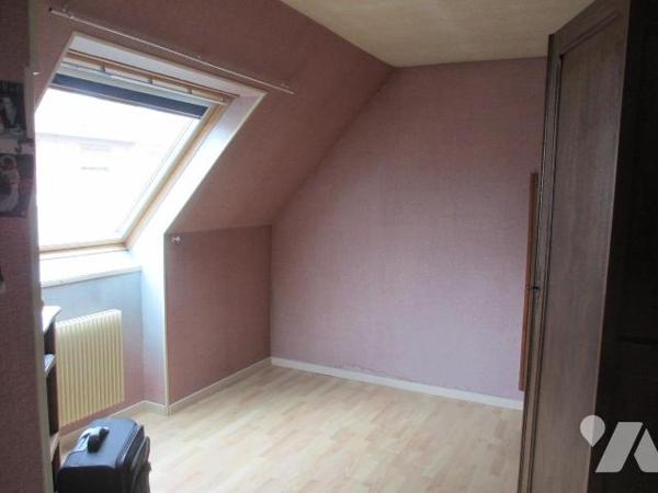 Maison mitoyenne comprenant ;coté rue  : Entrée avec placard, wc, cellier, buanderie, garage po...