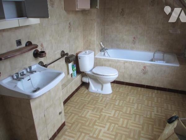 Maison mitoyenne comprenant ;coté rue  : Entrée avec placard, wc, cellier, buanderie, garage po...