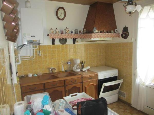 Maison mitoyenne comprenant ;coté rue  : Entrée avec placard, wc, cellier, buanderie, garage po...