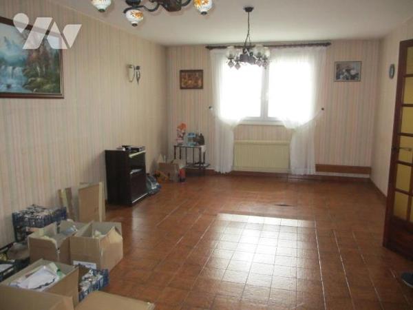 Maison mitoyenne comprenant ;coté rue  : Entrée avec placard, wc, cellier, buanderie, garage po...