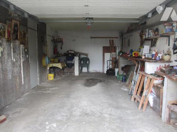 Maison mitoyenne comprenant ;coté rue  : Entrée avec placard, wc, cellier, buanderie, garage po...