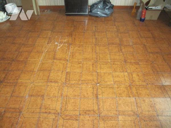 Maison mitoyenne comprenant ;coté rue  : Entrée avec placard, wc, cellier, buanderie, garage po...