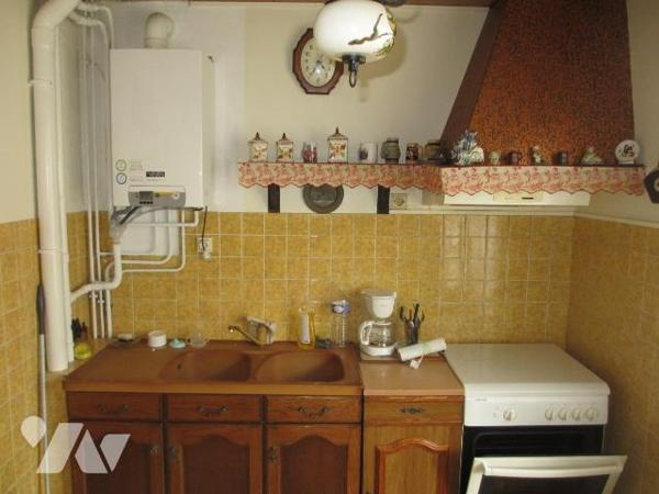 Maison mitoyenne comprenant ;coté rue  : Entrée avec placard, wc, cellier, buanderie, garage po...