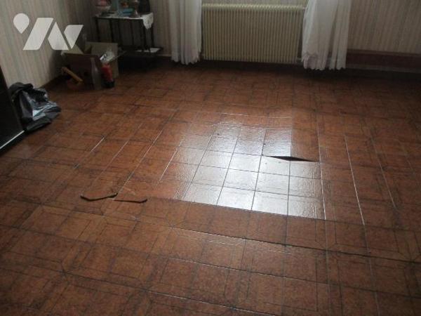 Maison mitoyenne comprenant ;coté rue  : Entrée avec placard, wc, cellier, buanderie, garage po...