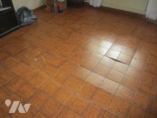 Maison mitoyenne comprenant ;coté rue  : Entrée avec placard, wc, cellier, buanderie, garage po...