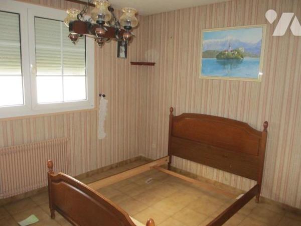 Maison mitoyenne comprenant ;coté rue  : Entrée avec placard, wc, cellier, buanderie, garage po...