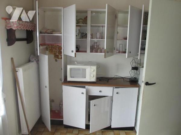 Maison mitoyenne comprenant ;coté rue  : Entrée avec placard, wc, cellier, buanderie, garage po...