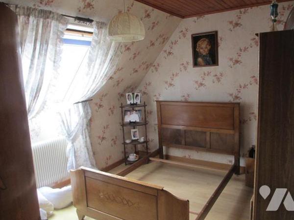 Maison mitoyenne comprenant ;coté rue  : Entrée avec placard, wc, cellier, buanderie, garage po...