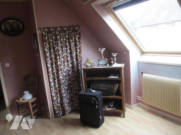 Maison mitoyenne comprenant ;coté rue  : Entrée avec placard, wc, cellier, buanderie, garage po...