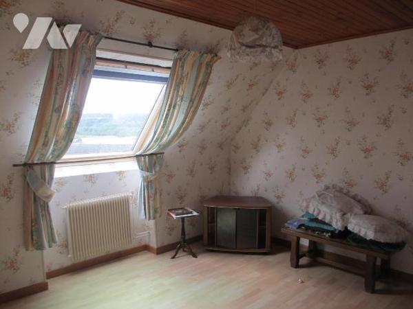 Maison mitoyenne comprenant ;coté rue  : Entrée avec placard, wc, cellier, buanderie, garage po...