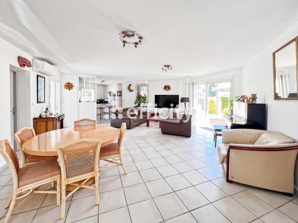 Maison
         7 pièces
        - 157 m² 577 500 € *