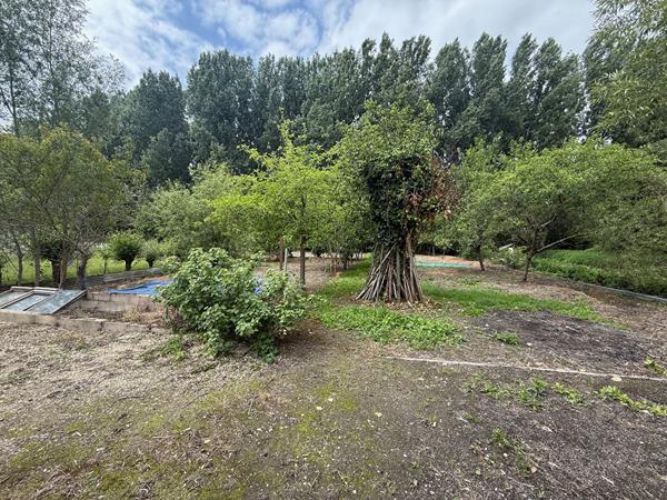 Terrain de 1 678 m² avec chalet - Marais de Bourges