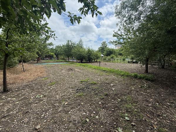 Terrain de 1 678 m² avec chalet - Marais de Bourges