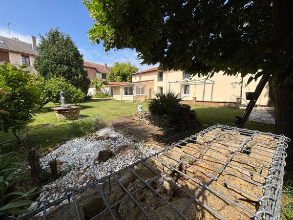 Maison à finir de rénover avec grand terrain arboré