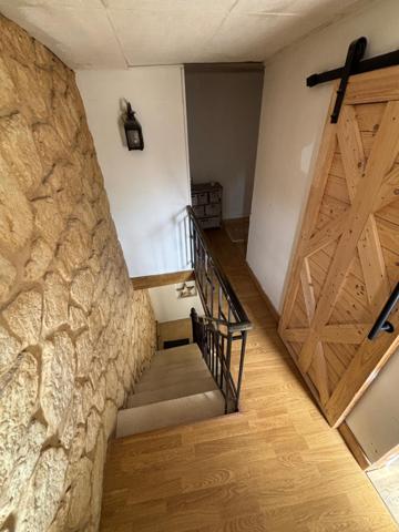 Maison à finir de rénover avec grand terrain arboré