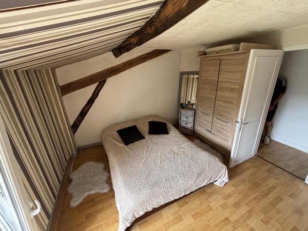 Maison à finir de rénover avec grand terrain arboré