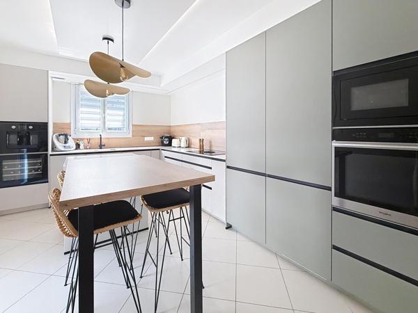EXCLUSIVITÉ – ÉLÉGANTE MAISON FAMILIALE AVEC PISCINE À CHAMPIGNY