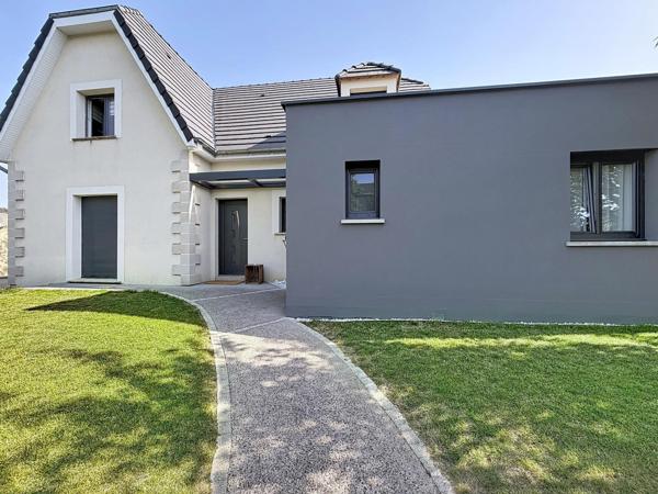 EXCLUSIVITÉ – ÉLÉGANTE MAISON FAMILIALE AVEC PISCINE À CHAMPIGNY