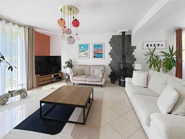 EXCLUSIVITÉ – ÉLÉGANTE MAISON FAMILIALE AVEC PISCINE À CHAMPIGNY