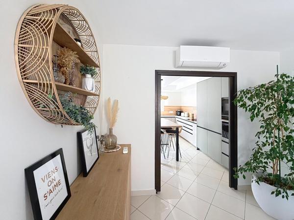 EXCLUSIVITÉ – ÉLÉGANTE MAISON FAMILIALE AVEC PISCINE À CHAMPIGNY