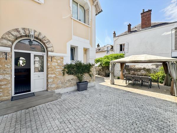 MAISON DE CHARME AVEC SOUS-SOL ET JARDIN CLOS
