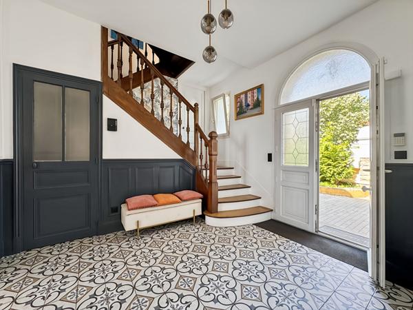 MAISON DE CHARME AVEC SOUS-SOL ET JARDIN CLOS