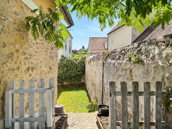 MAISON DE CHARME AVEC SOUS-SOL ET JARDIN CLOS