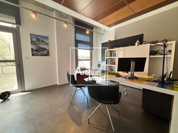 Bureaux à louer à Nîmes avec terrasse privative et deux places de parking