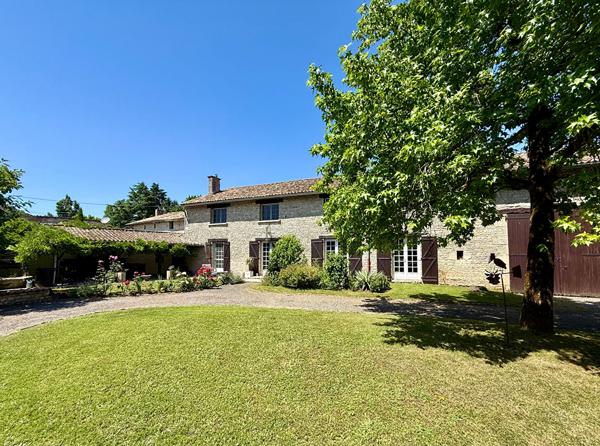 Superbe propriété de village en pierre de 4/5 chambres avec terrain privé, piscine et dépendances Melleran