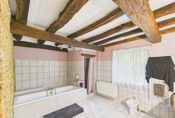 Superbe propriété de village en pierre de 4/5 chambres avec terrain privé, piscine et dépendances Melleran