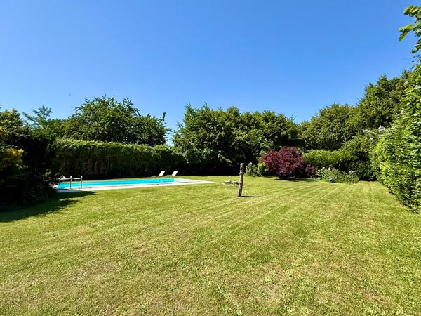 Superbe propriété de village en pierre de 4/5 chambres avec terrain privé, piscine et dépendances Melleran