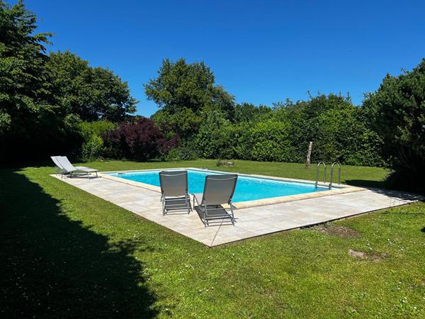 Superbe propriété de village en pierre de 4/5 chambres avec terrain privé, piscine et dépendances Melleran