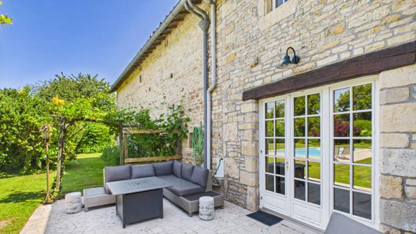 Superbe propriété de village en pierre de 4/5 chambres avec terrain privé, piscine et dépendances Melleran
