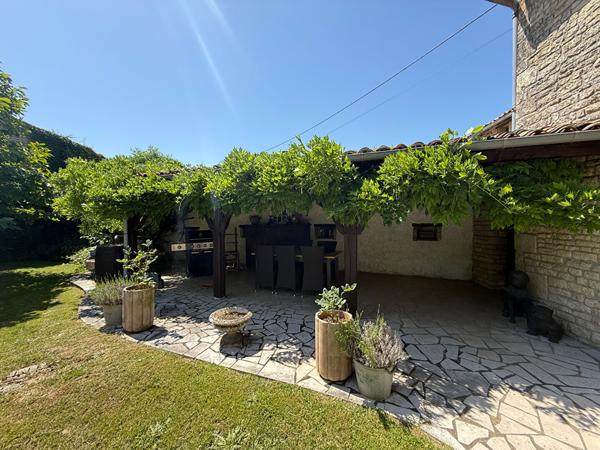 Superbe propriété de village en pierre de 4/5 chambres avec terrain privé, piscine et dépendances Melleran