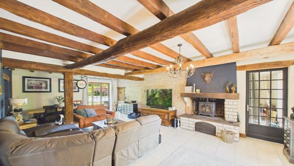 Superbe propriété de village en pierre de 4/5 chambres avec terrain privé, piscine et dépendances Melleran