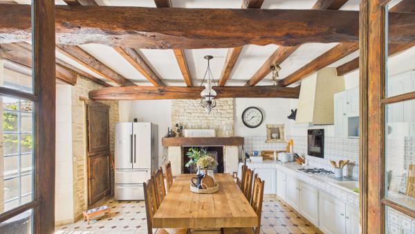 Superbe propriété de village en pierre de 4/5 chambres avec terrain privé, piscine et dépendances Melleran