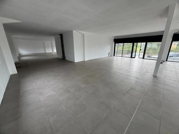 Magnifique surface commerciale de 340 m2 à louer Sortie de Cayenne