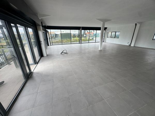 Magnifique surface commerciale de 340 m2 à louer Sortie de Cayenne