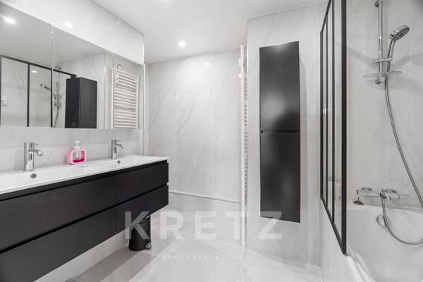 Paris 8ème - Parc Monceau - Etage élevé - Très lumineux - Balcon - Excellent état