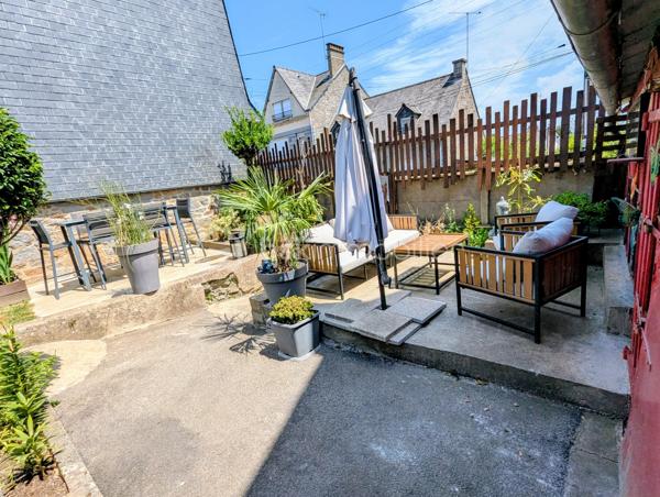 FOUGERES - BSK Immobilier - Découvrez cette charmante maison de ville de 112 m² habitables, idéalement située dans le centre-ville de Fougères, à proximité immédiate des commerces, écoles, services et transports. Un emplacement privilégié qui permet de profiter de toutes les commodités à pied.

Cette maison comprend : 

Au RDC : Une entrée avec une pièce de vie avec cuisine, une chambre avec salle d'eau, WC séparés.
A l'étage : une pièce de vie agréable, une cuisine aménagée, placard de rangement et WC 
Au deuxième : 2 espaces chambres, un palier avec espaces de rangement, salle d'eau avec WC

Un jardin agréable attenant à la maison.

Chauffage gaz de ville
Double vitrage

Idéal pour résidence principale ou pour projet locatif, facilement divisible du fait de son escalier centrale.
De plus le jardin est en zone constructible !

Les plus : emplacement, calme, potentiel, proximité, ...